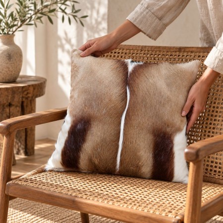 Coxín de pel con pelo natural 40 × 40 | Corzo Artesanía