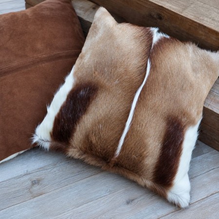 Cojín de piel con pelo natural 40 × 40 | Corzo Artesanía